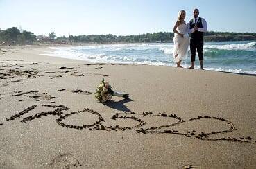 Sofie und Johan erneuerten Ihr Eheversprechen am Strand