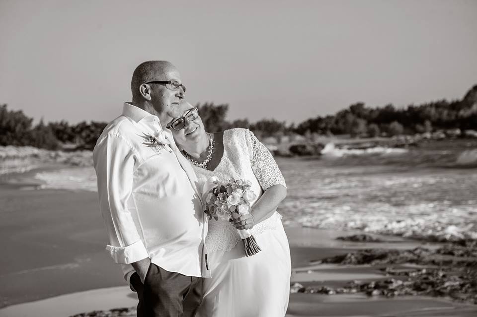 Elisabeth and Erwin beachwedding in Paleochora