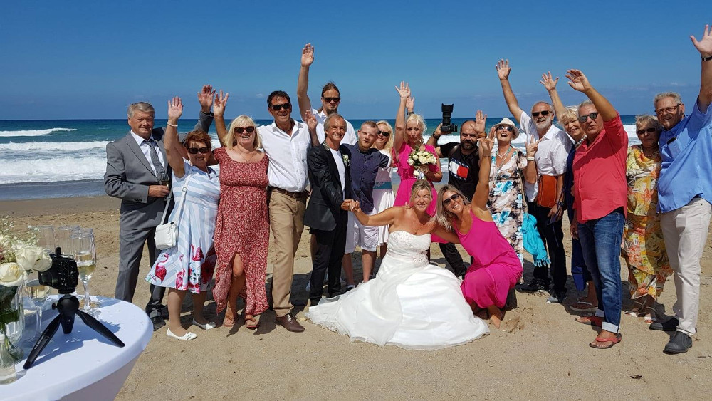 Manny und Heidi mit Ihrer Hochzeitsgesellschaft